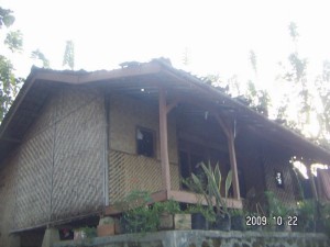 091022_big_Roofs_at_hill_broken_hit_by_strong_wind(puting beliung)