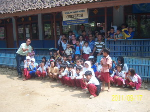 110917_Stacy_with _students_and_teachers_in_front_of_school